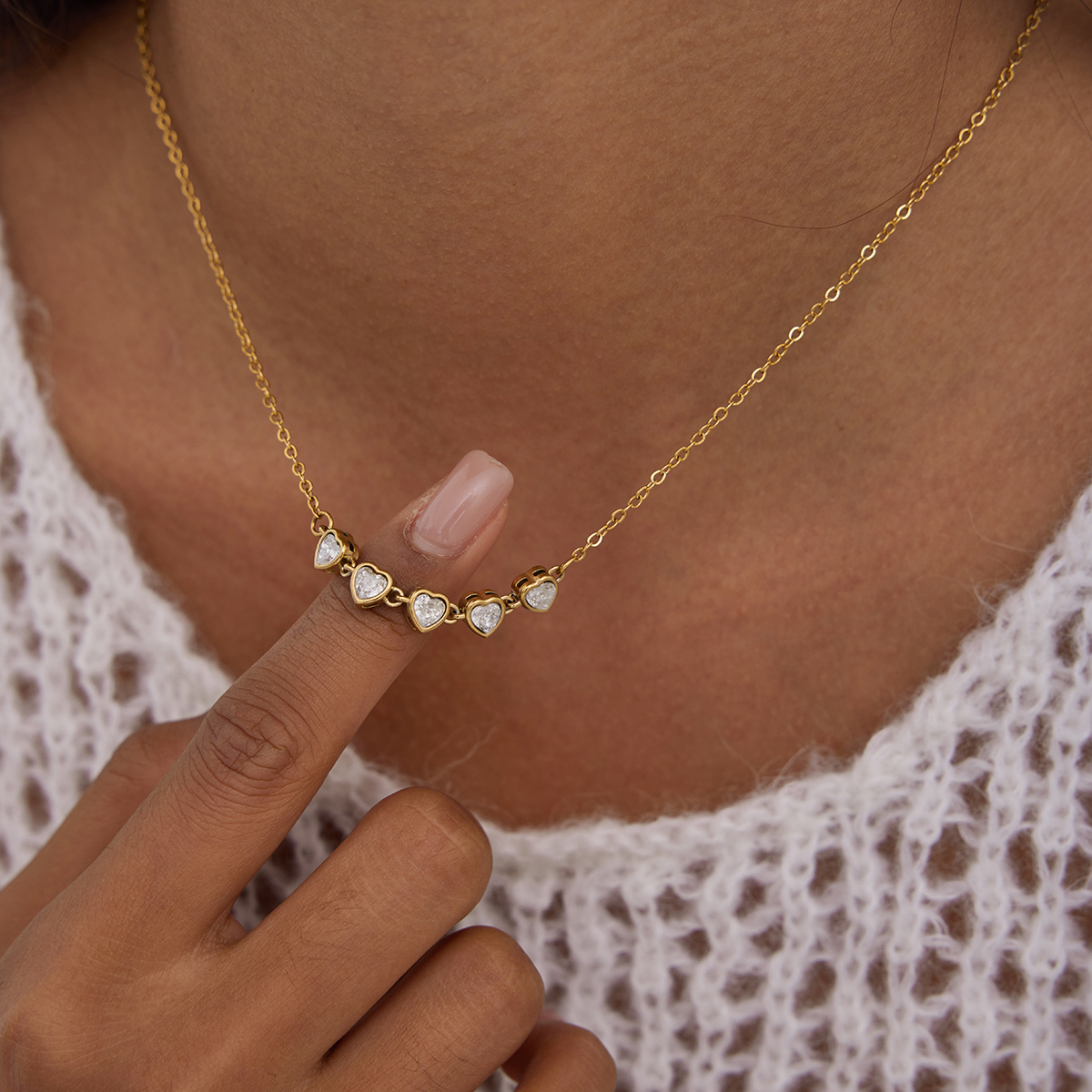Detail srdcových zirkonů – ELENYS Heartline Chain